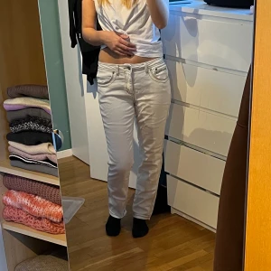 Beiga lowrise jeans med dragkedjor på fickorna - Så snygga ljusbeiga jeans! Skriv vid intresse, för fler bilder eller frågor! Kolla in min profil jag rensar!!💕💕