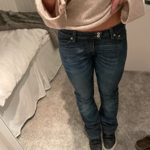 Low Waits jeans  - As snygga by crocker jeans. De är low waist bootcut i mycket bra skick. Jag är 165 och har 36 i vanlig storlek, dock är de rätt långa på mig så de passar även längre personer❣️
