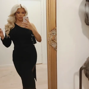 Klänning med en arm och slits - Använd typ 1 gång, enkel klänning men har ändå det lilla extra.