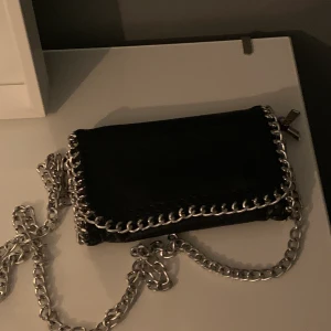 Tiamo väska - Jag säljer en liten tiamo väska för 250+frakt köpt här på Plick säljer pga att den aldrig andvänds💗