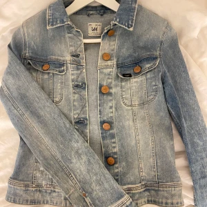 Jeansjacka  - Jeansjacka i sliten stil från Lee. Inte mycket använd. Strl s 