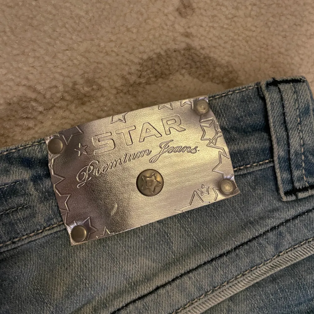 Normal/låg midjade straight jeans från Star, den kom tyvärr inte till användning hos mig(ny skick) . Jeans & Byxor.