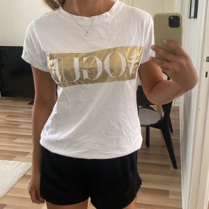 Vit tshirt - Vit tshirt med tryck, fint skick knappt använd! 🤎 strl s, ostruken på bilden tyvärr, frakt 51kr