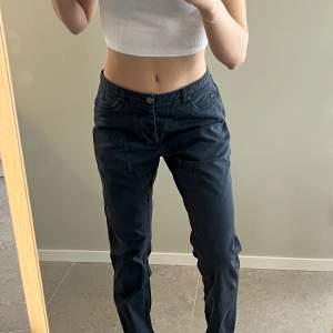Säger dessa snygga Lågmidjade jeans från Tiger of sweden!🤎 storlek 46. Jättesnygg modell men lite för stora i midjan för mig. ( har en klämma i midjan på bilden ) Jag är 165cm lång Skriv för frågor eller likande🤎🤎