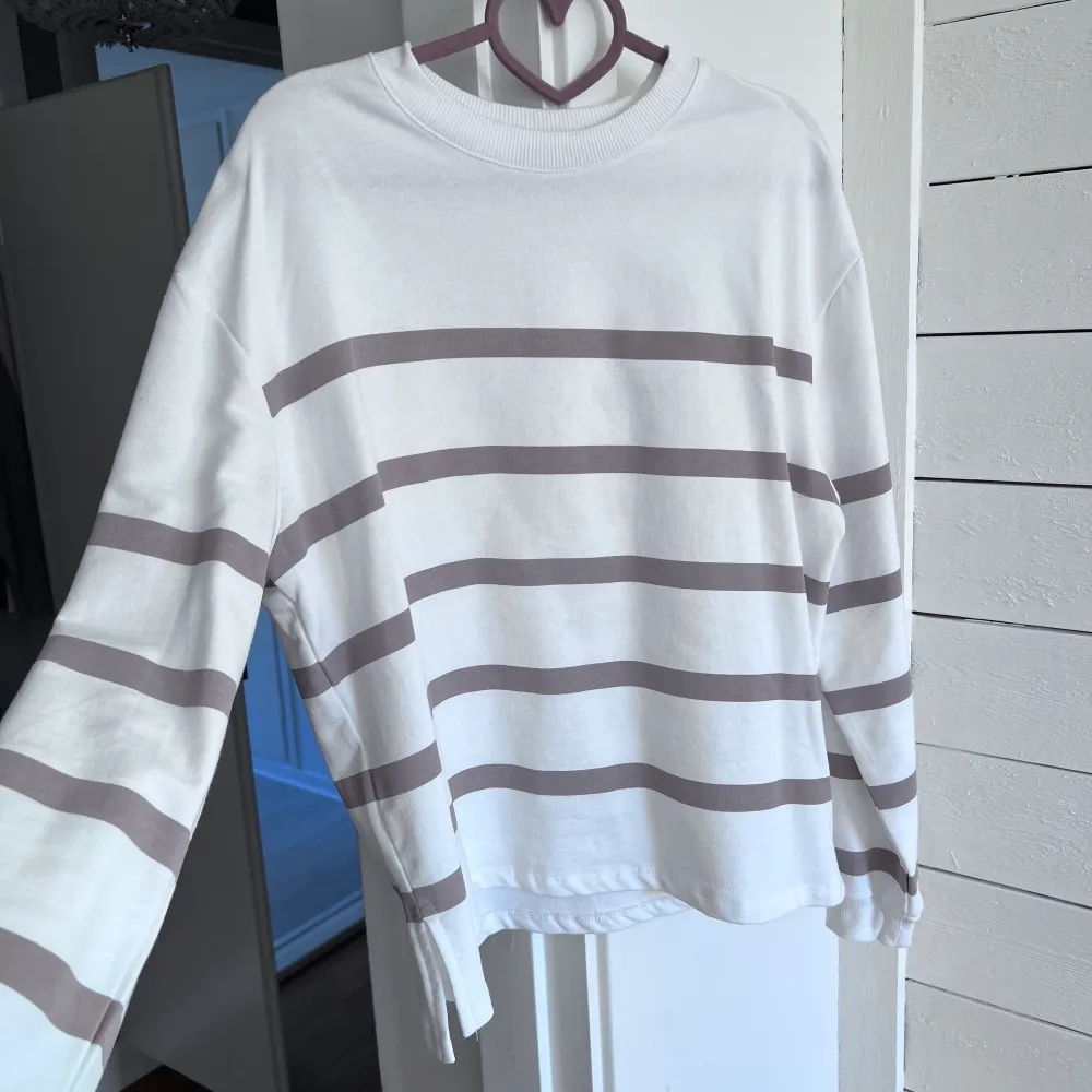 Sweatshirt med slits som är använd 1-2 gånger💕. Tröjor & Koftor.