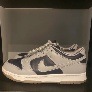 Nike Dunk Low College Navy  - Säljer nu mina Dunks då jag aldrig andvänder dom. Säljer dom billigt pågrund av att kvittot är borta 