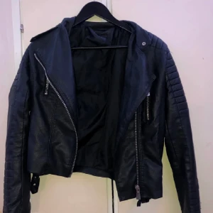 Skön och snygg skinnjacka - Jättesnygg skinnjacka. 