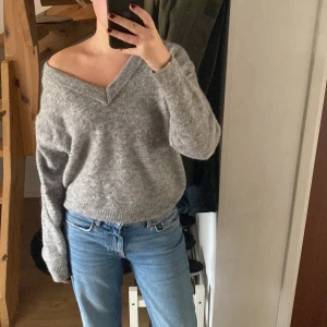 Jättefin v-ringad stickad från Carin Wester!  -  nästan intill oanvänd grå stickad tröja med v-ringning framtill. Köparen står för frakten :) 