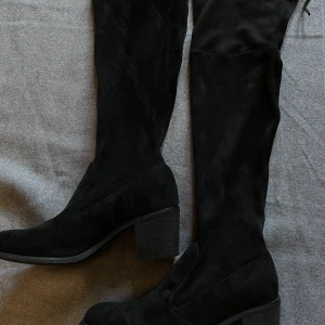 Over knee stövlar med snörning - Over knee stövlar som passar perfekt till hösten! Använts ett antal gånger!