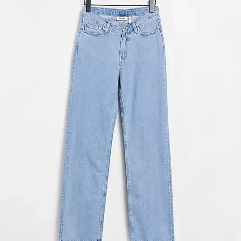 Säljer mina blå twin fit jeans från weekday, inte använda alls många gånger❤️‍🔥. Jeans & Byxor.