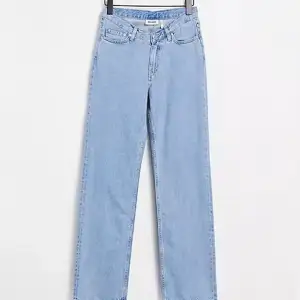 Säljer mina blå twin fit jeans från weekday, inte använda alls många gånger❤️‍🔥