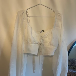 Vit topp - Vit bohemisk topp från Gina i storlek 42. Helt oanvänd, prislapp kvar.  Säljer då jag glömde returnera.