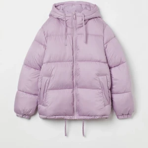 Vinterjacka H&M - Ljuslila jacka från HM i storlek S. Nyskick endast använd 1 gång. 