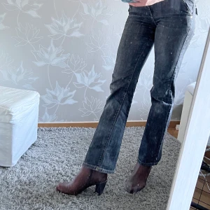 Klackskor strl 41 - Nästan aldrig använda bruna klackar! Ganska hög och tjock klack på dessa klackar, med lite cowboy tema🤠🤠