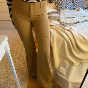 Lågmidjade flare kostymbyxor! - Säljes då dem är lite för tajta för mig. Passar en 34!