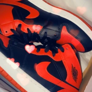 Air Jordan 1 mid  - Säljer mina air Jordan mid 1, röd svarta skor för att jag inte använder dom mer och inte heller gjort. Dom är helt som nya och använt minst 4 gånger. Väldigt fint skick och kan fraktas. 