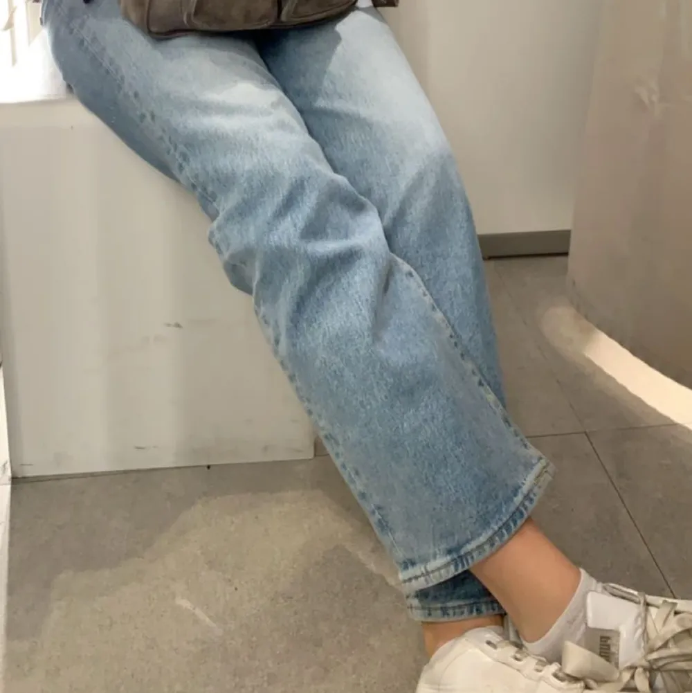 Säljer dessa levis jeans i modellen ribcage straight som inte kommer till användning längre. Har sprätt up dem längst ner för att få de längre och raka❤️. Jeans & Byxor.