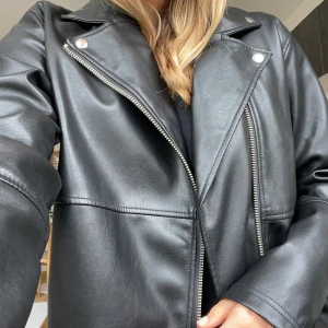 Skinnjacka  - Säljer min skinnjacka från. Passar för någon som är SX/S/ M. Den ör från Monik, inköpt förra året. Bra kvalitet och utan några skråmor. Perfekt nu till hösten✨