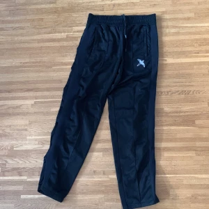 Axel Arigato sample - Axel Arigato sample trackpants  Riktigt riktigt sköna. Nice fit med dragkedjor nedtill och på fickorna. Köpta för 700kr på sample sale. Finns inte nån annanstans 