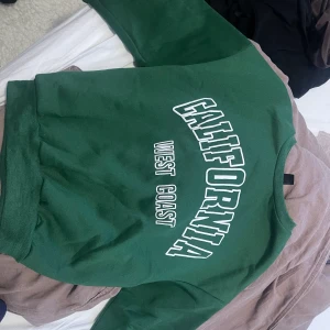 jätte fin sweathershirt - I storlek S, jätte skön och fin tröja❤️