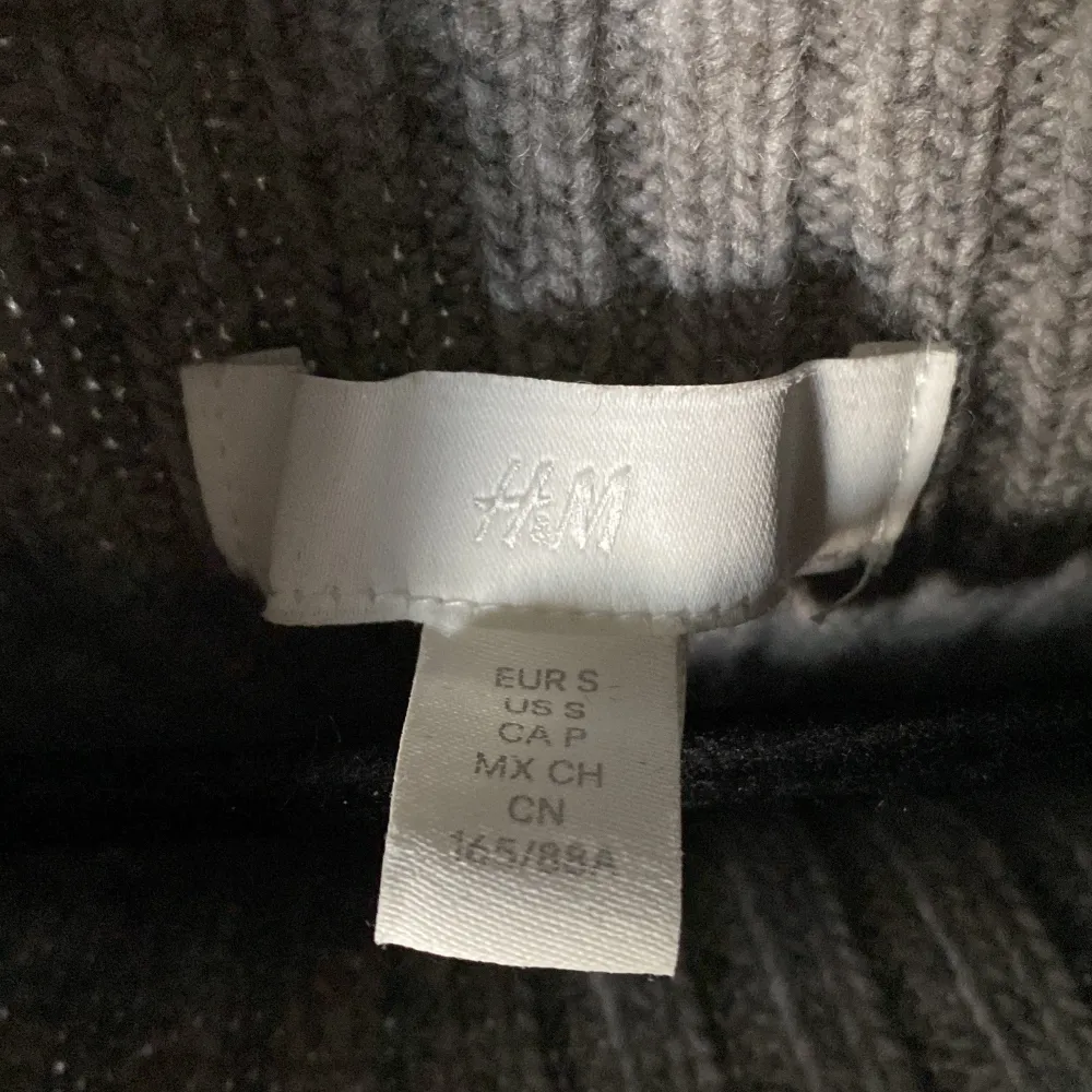 En fin stickad tröja från hm, köpt för 300! Köparen står för frakten ☺️ inte använd så många gånger! . Stickat.