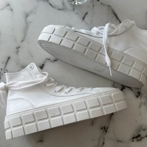 Skor, strl. 37 - Vita skor fr. Zara i Strl 37, använda en gång så är i fint skick! 