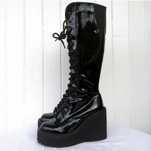 Platåboots - Lånad bild!!  Ett par superfina platåskor köpta här på Plick för 700 kr och är specialbeställda från Pennangalan (UK) och finns alltså inte i vanlig butik. Varken förra ägaren eller jag har använt de, så de är nyskick!😊 skriv för fler bilder!🥰💖