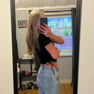 Tröja - Svart tröja från Zara med knytdetaljer, går att justera längden. Inköpt för ett år sedan, något nopprig men i fint skick!💕