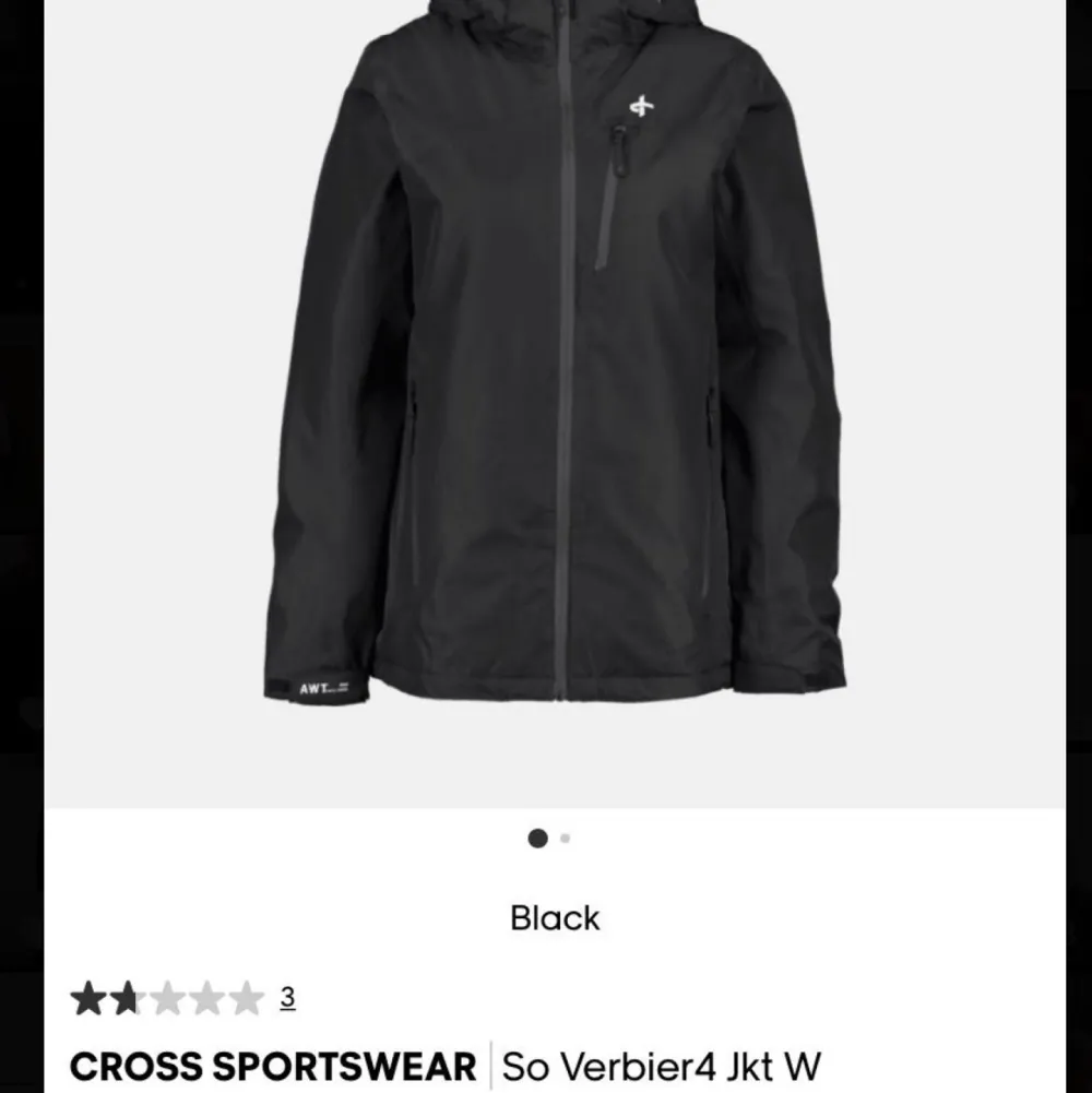 En cross sportswear jacka i svart, jackan är varm och jätte skön, jackan är tjock och man kan ha den på vintern utan att frysa🤍. Jackor.