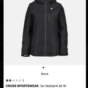 En cross sportswear jacka i svart, jackan är varm och jätte skön, jackan är tjock och man kan ha den på vintern utan att frysa🤍