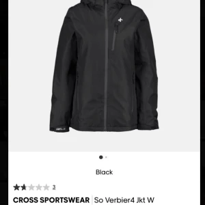 Cross sportswear jacka - En cross sportswear jacka i svart, jackan är varm och jätte skön, jackan är tjock och man kan ha den på vintern utan att frysa🤍