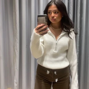 Stickad Half-zip - Vit stickad half-zip från hm, nästan aldrig använd i storlek S.