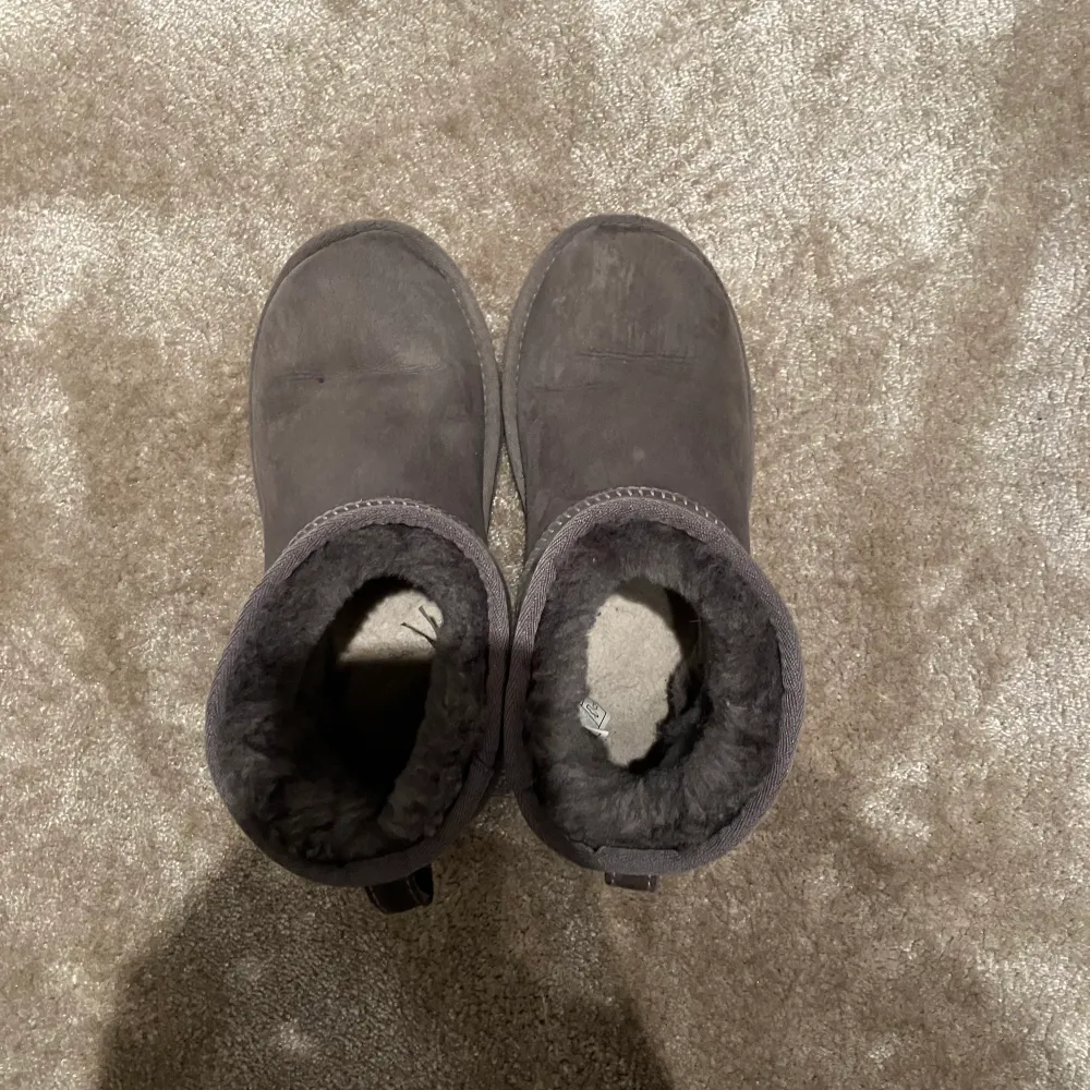 Jag säljar min grå uggs, för att dem är för små för mig. Jag köpte dem för ett år i Tyskland.. Skor.