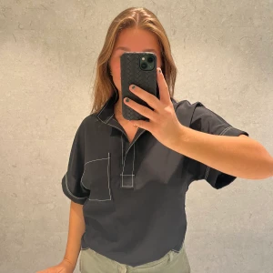 Svart blus - Svart blus från Twist and Tango i storlek S! Passar superbra till vardags, till både jobb och skola💛Blusen har vita sömmar och en ficka på bröstet. Helt oanvänd och i bra skick
