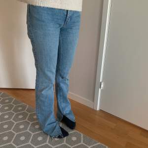 Säljer nu dessa jeans med slits från zara ❤️ De kommer inte till användning längre och därför säljer jag dem, byxorna är i storlek 34 ❤️