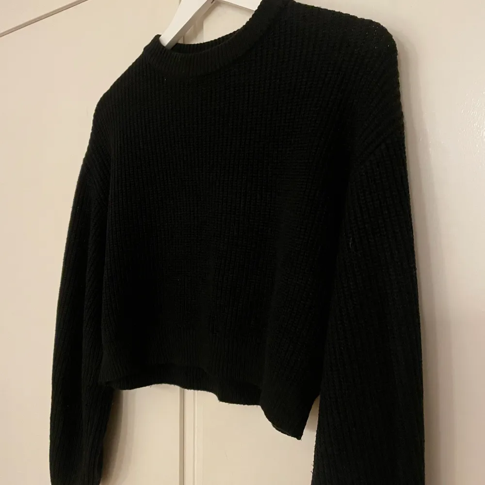 Jättefin svart stickad tröja från hm som jag köpte förra året men tycker inte jag passar i den längre! Står strl Xs i den men skulle säga att den passar en liten S också!. Stickat.