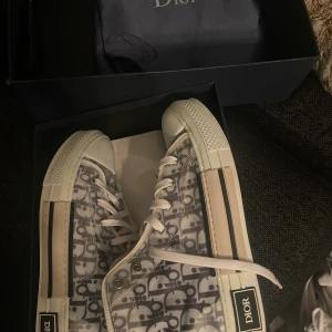 Dior skor  - Dior skor i jätte bra skick. Allt medföljer. Pris kan diskuteras (: