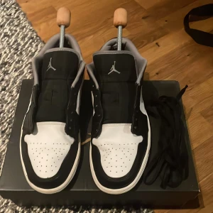Air Jordan 1 Low shadow 2.0 / Black white Grey - Säljer mina Jordan Low eftersom att jag slutat använda dem och sparar upp pengar till körkort. Kartong finns samt svarta laces. Köpta på sneakerhyllan för 2.500kr för cirka 1.5 år sedan. För mer frågor skriv gärna. Priset är inte ristat i sten😁