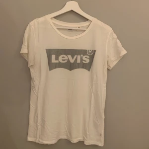 Levis tröja  - Silvrig Leviströja i storlek S. Sparsamt använd💕