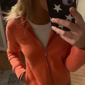Sail racing zip hoodie  - Super fin korall färgad zip hoodie. Inte använd mycket. Köptes i Sthlm. Passar även en xs då den är lite liten stl.