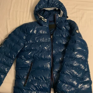 Michael Kors Jacka - Michael Kors Vinterjacka! Helt ny! Kan skicka fler bilder om det behövs! Buda på! Skitsnygg mörkblå till vintern! Den är i storlek L men är ganska liten i storleken.  