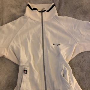 champion kofta - säljer nu min champion tröja då den ej kommer till användning längre, köpt för ca 2 år sen! storlek L. hör av dig om du har några frågor ❤️ köparen står för frakt, köpt är köpt 📦 