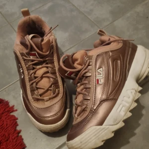 Fila rose guld  - Ett par Fila rose guld skor använda fåtal gånger som nya köpta för 1600kr 