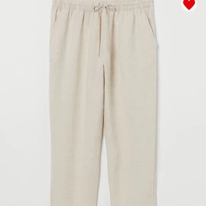 Beiga linnebyxor från H&M - Säljer dessa beiga linnebyxor från H&M då jag tycker de är lite för korta för min smak som är 166 cm. Man kan ha dem både lågmidjat och högmidjat men har jag dem högre upp så är det för korta och har jag dem längre ner så passar de bättre så hade även kunnat passa någon som är kortare. Använda några få gånger men inget man ser. Säljer vid ett bra bud, buda minst med 10kr. Lägg inga bud du inte kan betala för.