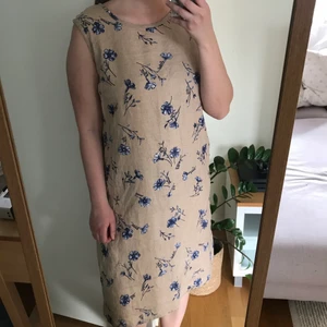 Skön sommarklänning - Superskön beige sommarklänning i 100% linne, köpt på beyond retro i Stockholm. Om du köper någonting i min shop för över 50kr så får du något för 20kr på köpet (det finns en hel del att välja bland).