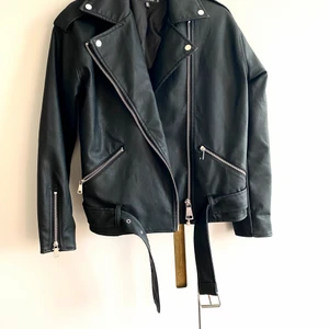 Fejk-skinnjacka från missguided  - Supersnygg fejk-skinnjacka ifrån Missguided. 