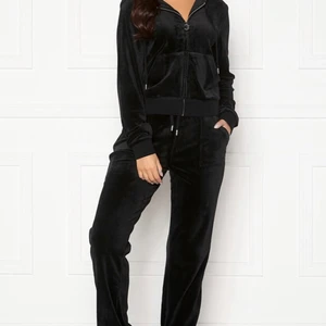 Juicy Couture byxor - Populära juicy byxor, silvriga detaljerna i snöret är borta. Skriv för bilder så skickar jag hur de ser ut 💗 kan tänka mig sänka priset vid snabb affär då de är försmå för mig💗