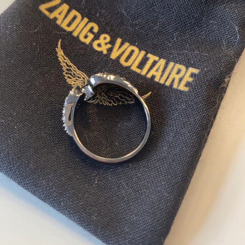 Säljer min jättefina Zadig & Voltaire ring som inte säljs längre, oanvänd då den inte var min storlek . Köpt för 950 kr på Zalando . Har ej kvitto då jag fick den i present men har påsen den kom i och tygpåsen!. Accessoarer.