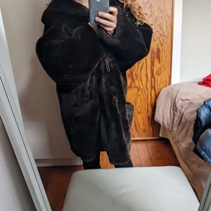 Faux fur jacket jacka hood - This is such a gorgeous jacket. You really feel like a vintage queen. Unfortunately as you can see it's just too big on me!! It would look way better on a taller person ( I'm 160cm) or someone who is also maybe a size 12, or 40, m-l True vintage piece