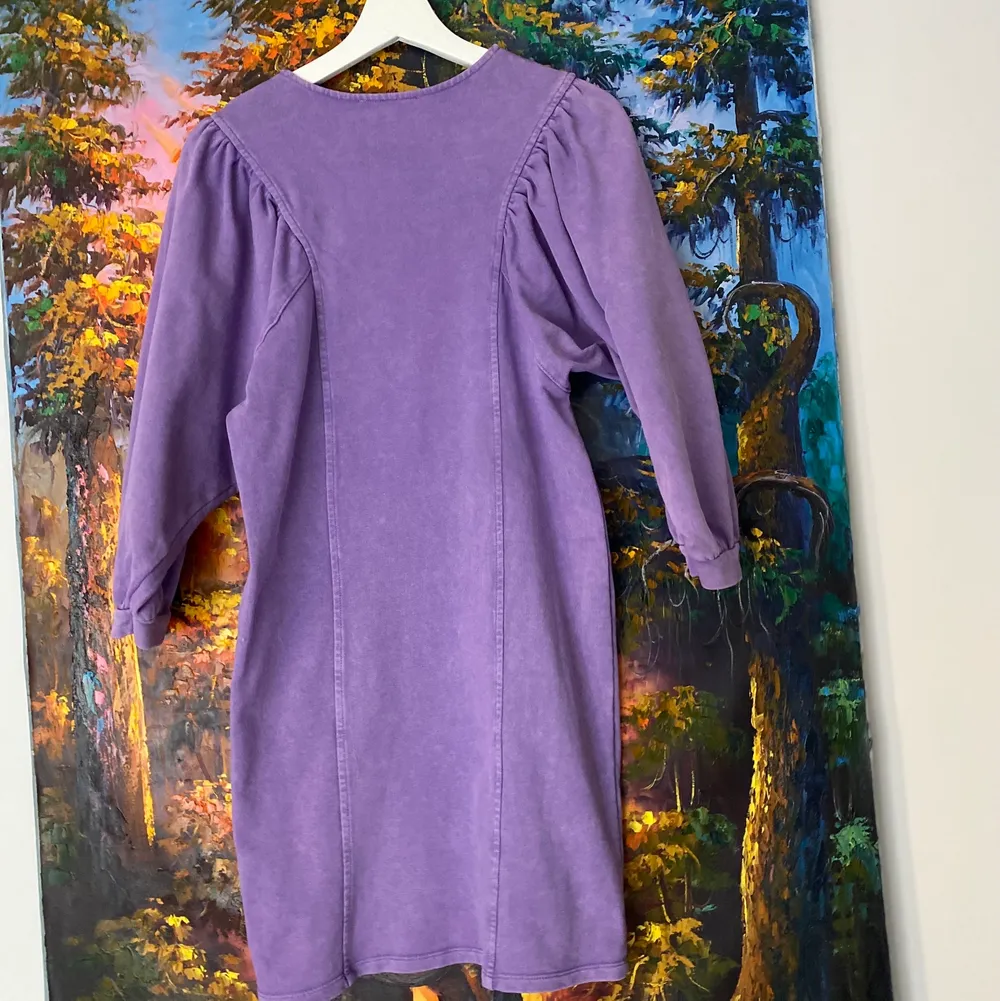 Ny ballongärmad sweatshirtklänning som passar XS, 82 cm lång. Hämtas i Hornstull eller skickas mot fraktkostnad (57kr spårbart) 💜. Klänningar.